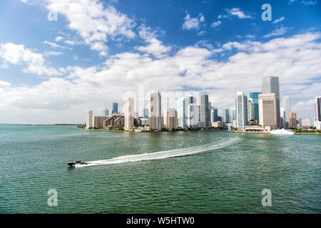 Dal punto di vista architettonico imponente alte torri. Grattacieli e azzurre acque dell'oceano. Deve vedere attrazioni. Miami waterfront foderato con porti turistici. Downtown Mi Foto Stock