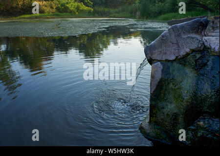 11-Mar-2012 gomukh vacca acqua a forma di uscita del tempio di krishna fiume Dhome vilage vicino Wai satara Distretto India Maharashtra Foto Stock