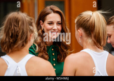 Caterina, duchessa di Cambridge aka Kate Middleton durante i campionati di Wimbledon 2019. Foto Stock