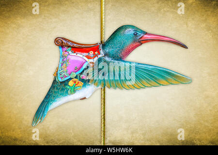 Giostra di carnevale hummingbird isolato su sfondo verde Foto Stock