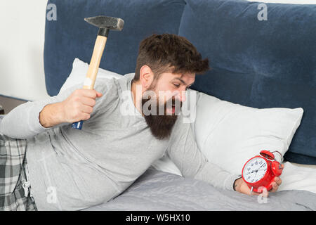 Cattura fino a perdere il sonno durante il fine settimana. Risveglio mattutino. L'uomo sveglio infelice con sveglia squilla. Anche se si sono addormentati potreste svegliarvi con la sensazione che non ha sonno a tutti. Fasi di sonno. Foto Stock