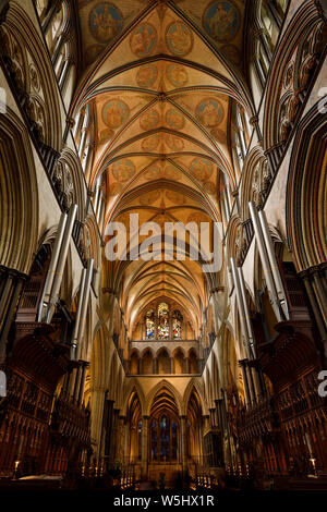 Soffitto a volta al coro e altare anteriore della Cattedrale medioevale di Salisbury con organo a canne Salisbury Inghilterra Foto Stock