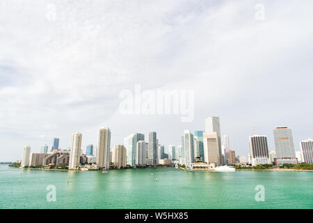 Miami ha un oceano Atlantico waterfront foderato con porti turistici. Il centro di Miami è urbano city center basato intorno al quartiere centrale degli affari di Miami. Grattacieli e azzurre acque dell'oceano. Deve vedere attrazioni. Foto Stock