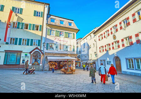 ZELL AM SEE, Austria - 28 febbraio 2019: Il Stadtplatz square dispone di architettura modesta, i suoi edifici tradizionali sono decorate con otturatore colorato Foto Stock