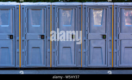 Servizi igienici bio cubicoli blu fuori da vicino Foto Stock