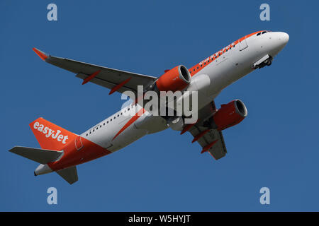 Un Easyjet Airbus A320-200 decolla dall'Aeroporto Internazionale di Manchester (solo uso editoriale) Foto Stock