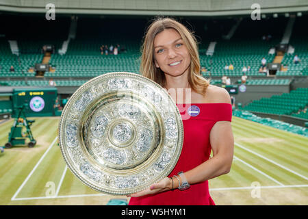 Simona Halep (ROU) con il 2019 Wimbledon Ladies' singolare trofeo sul Centre Court a tutti England Lawn Tennis Club, Wimbledon. Foto Stock