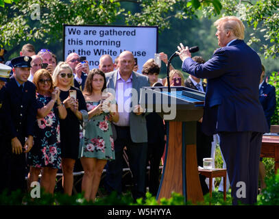 Il Presidente degli Stati Uniti, Trump arriva a firmare H.R. 1327, un atto per autorizzare permanentemente il 11 settembre vittima del fondo di compensazione, nel Giardino delle Rose della Casa Bianca di Washington, DC il lunedì 29 luglio, 2019. Credito: Ron Sachs/Piscina via CNP /MediaPunch Foto Stock