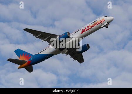 Un Jet2 Boeing 737-200 decolla dall'Aeroporto Internazionale di Manchester (solo uso editoriale) Foto Stock