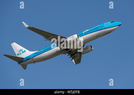 Una KLM Boeing 737-800 decolla dall'Aeroporto Internazionale di Manchester (solo uso editoriale) Foto Stock