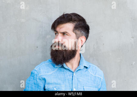 La brutalità e la bellezza. Concetto di mascolinità. Barbiere grooming barba. Sensazione di Manly. Lo styling di barba e baffi. I capelli del viso Trattamento. Hipster con la barba brutale guy. Fashion Trend grooming barba. Foto Stock