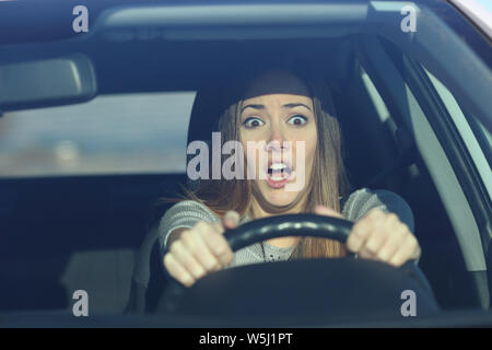 Vista anteriore verticale di una paura conducente alla guida di una vettura prima di un incidente Foto Stock