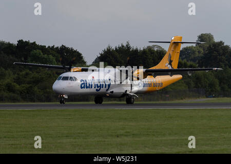 Un Aurigny Air Services ATR 72-500 atterra all'Aeroporto Internazionale di Manchester (solo uso editoriale) Foto Stock
