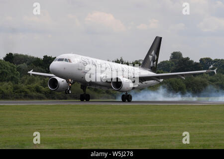 A Bruxelles Airlines Airbus A319-100 atterra all'Aeroporto Internazionale di Manchester (solo uso editoriale) Foto Stock