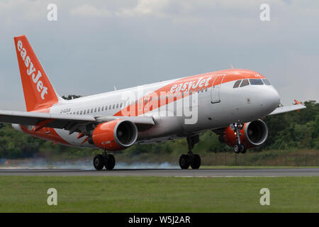 Un EasyJet Airbus A320-200 atterra all'Aeroporto Internazionale di Manchester (solo uso editoriale) Foto Stock