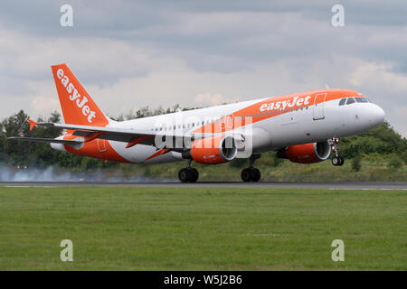 Un EasyJet Airbus A320-200 atterra all'Aeroporto Internazionale di Manchester (solo uso editoriale) Foto Stock