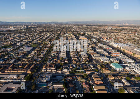 Pomeriggio Vista aerea dell'edificio e le strade di Los Angeles County, California. Foto Stock