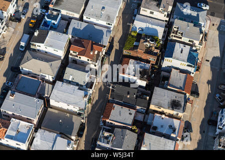 Vista aerea del strettamente impaccate case, strade e vicoli nella Contea di Los Angeles, California. Foto Stock