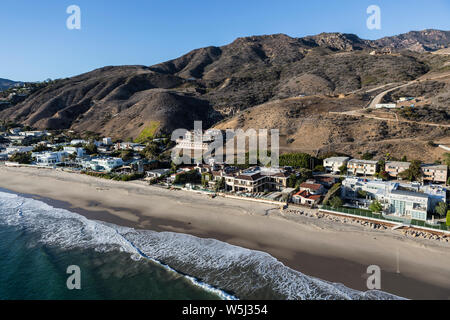 Vista aerea della spiaggia Terreni e case lungo la Pacific Coast Highway in vicino a Los Angeles in scenic Malibu, California. Foto Stock