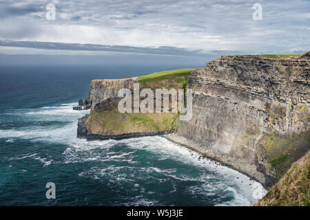 Scogliere di Moher Ireland Seascape a Carricafrial scogliere, County Clare, Irlanda Foto Stock