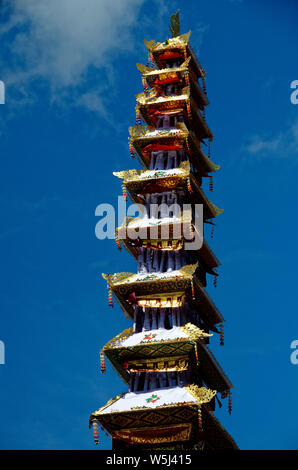 Un royal Ngaben cremazione pira funeraria e decorazione in disponibilità, dal vecchio palazzo, Ubud, Bali, Indonesia, Foto Stock