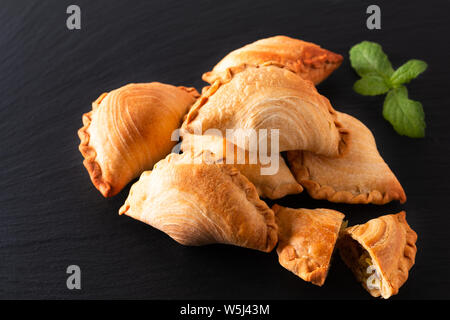 Il sud est asiatico origine food concept in casa pollo al curry soffi su ardesia nera sullo sfondo di pietra con spazio di copia Foto Stock