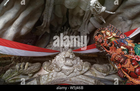 Decorativo esterno e interno di intagli per vendita a fctory al di fuori di Ubud, Bali, Indonesia Foto Stock