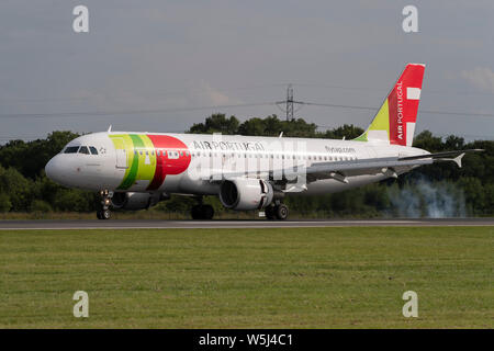 Un TAP Air Portugal Airbus A320-200 atterra all'Aeroporto Internazionale di Manchester (solo uso editoriale) Foto Stock