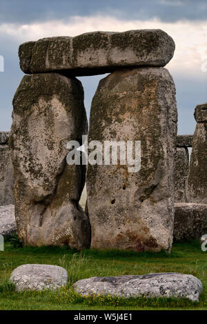 Sarsens interna con architrave a Stonehenge rovine sulla Piana di Salisbury nel Wiltshire, Inghilterra all'alba Foto Stock