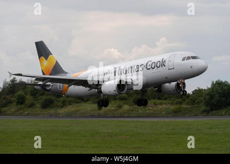 Un Thomas Cook Airlines Airbus A320-200 atterra all'Aeroporto Internazionale di Manchester (solo uso editoriale) Foto Stock