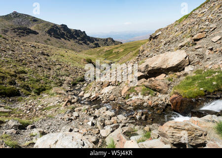 Paesaggio alpino a Borreguiles de San Juan, Parco Nazionale Sierra Nevada a 2500m altitud. Durante la stagione estiva, Granada/ Andalusia, Spagna. Foto Stock