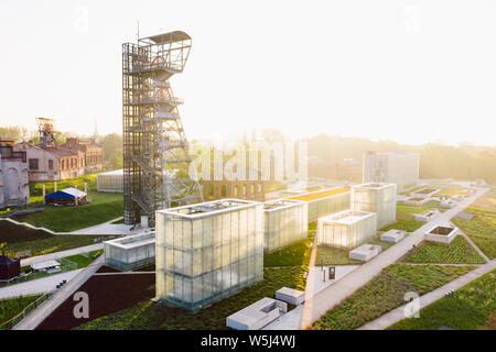 KATOWICE IN POLONIA - Giugno 08, 2019: gli edifici moderni del Museo di Slesia accompagnata da un albero dell'ex miniera di carbone "Katowice', ora adattato come una torre di osservazione. Foto Stock