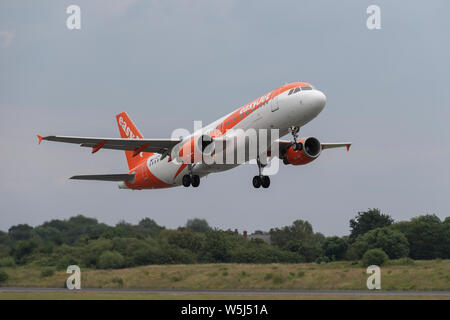 Un EasyJet Airbus A320-200 decolla dall'Aeroporto Internazionale di Manchester (solo uso editoriale) Foto Stock