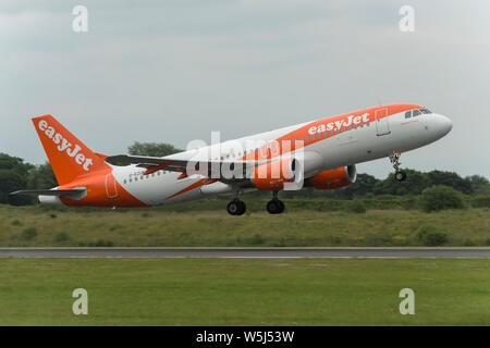 Un EasyJet Airbus A320-200 decolla dall'Aeroporto Internazionale di Manchester (solo uso editoriale) Foto Stock