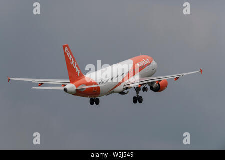 Un EasyJet Airbus A320-200 decolla dall'Aeroporto Internazionale di Manchester (solo uso editoriale) Foto Stock