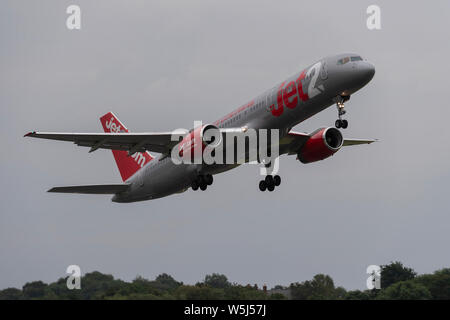 Un Jet2 Boeing 757-200 decolla dall'Aeroporto Internazionale di Manchester (solo uso editoriale) Foto Stock