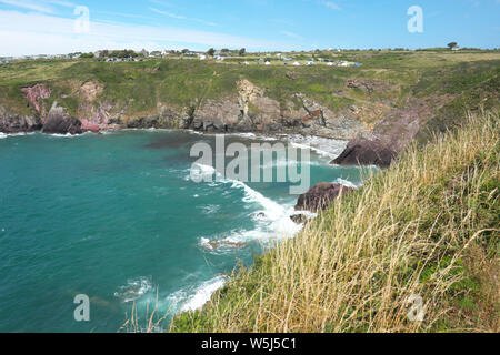 Caefai Bay e campeggio vicino a St David's Pembrokeshire, Galles come visto da Il Pembrokeshire Coast Path in estate 2019 Foto Stock