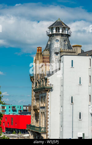 Faro Unusaul quali architettura offrendo viste a 360 gradi dalla sommità del Duca di Cornovaglia hotel a Plymouth street. Devon. In Inghilterra. Regno Unito. Foto Stock