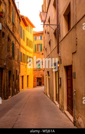 Italia landmark, Toscana Siena città medievale, street view con vecchie case al tramonto o l'alba Foto Stock