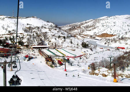 Monte Hermon Ski Resort è occupato in una giornata invernale nel nord di Israele. Foto Stock