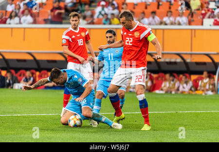 Saransk, Russia - 8 giugno 2019. In Russia i giocatori Anton Miranchuk e Artem Dzyuba contro la Repubblica di San Marino i giocatori Fabio Vitaioli e Manuel Battistini durante Foto Stock