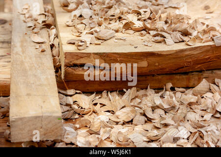 Segatura e la luce dei trucioli di legno di close-up nel laboratorio di falegnameria dopo il legname segato trasformazione Foto Stock