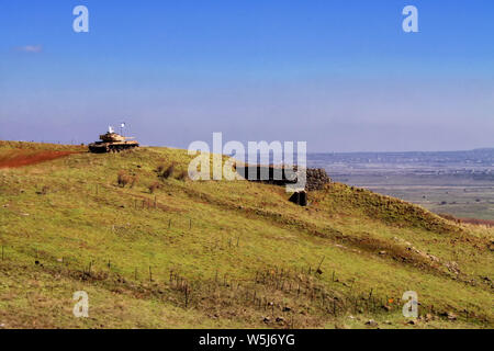 Un esercito israeliano serbatoio si trova sulla cima di una collina che domina la valle di lacrime sito storico di battaglie nel 1973 Yom Kippur guerra. Foto Stock