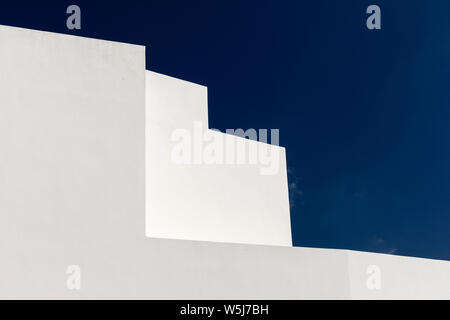 Abstract di angoli e curve delle pareti bianche e le cupole blu di edifici a Megalochori, Santorini, Grecia Foto Stock