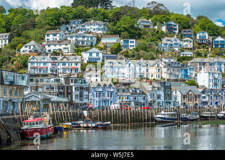 La piccola città costiera di Looe con case in collina. Cornwall, Regno Unito. Foto Stock