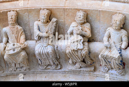 Figure scolpite dei musicisti medievale del XIII secolo, romanico, porta Nord, della collegiata di Santa María la Mayor, Toro, Zamora provi Foto Stock