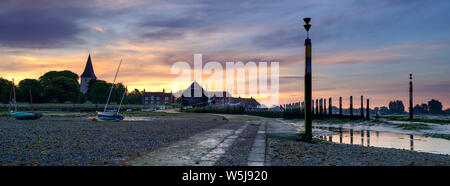 Bosham, Regno Unito - 2 Giugno 2019: estate alba sopra il villaggio di Bosham a bassa marea con il porto e wadeway, West Sussex, Regno Unito Foto Stock