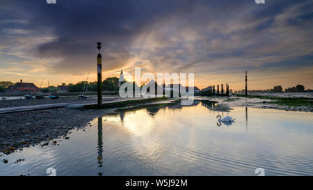 Bosham, Regno Unito - 2 Giugno 2019: estate alba sopra il villaggio di Bosham a bassa marea con il porto e wadeway, West Sussex, Regno Unito Foto Stock