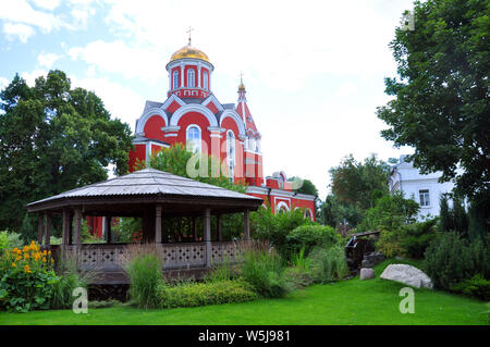 Bella chiesa dell'Annunciazione della Santissima Madre di Dio in Petrovsky Park a Mosca, Russia Foto Stock