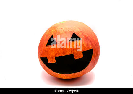 La zucca arancione con la bocca aperta e gli occhi di forma triangolare da cartapesta ad Halloween su uno sfondo bianco isolato Foto Stock